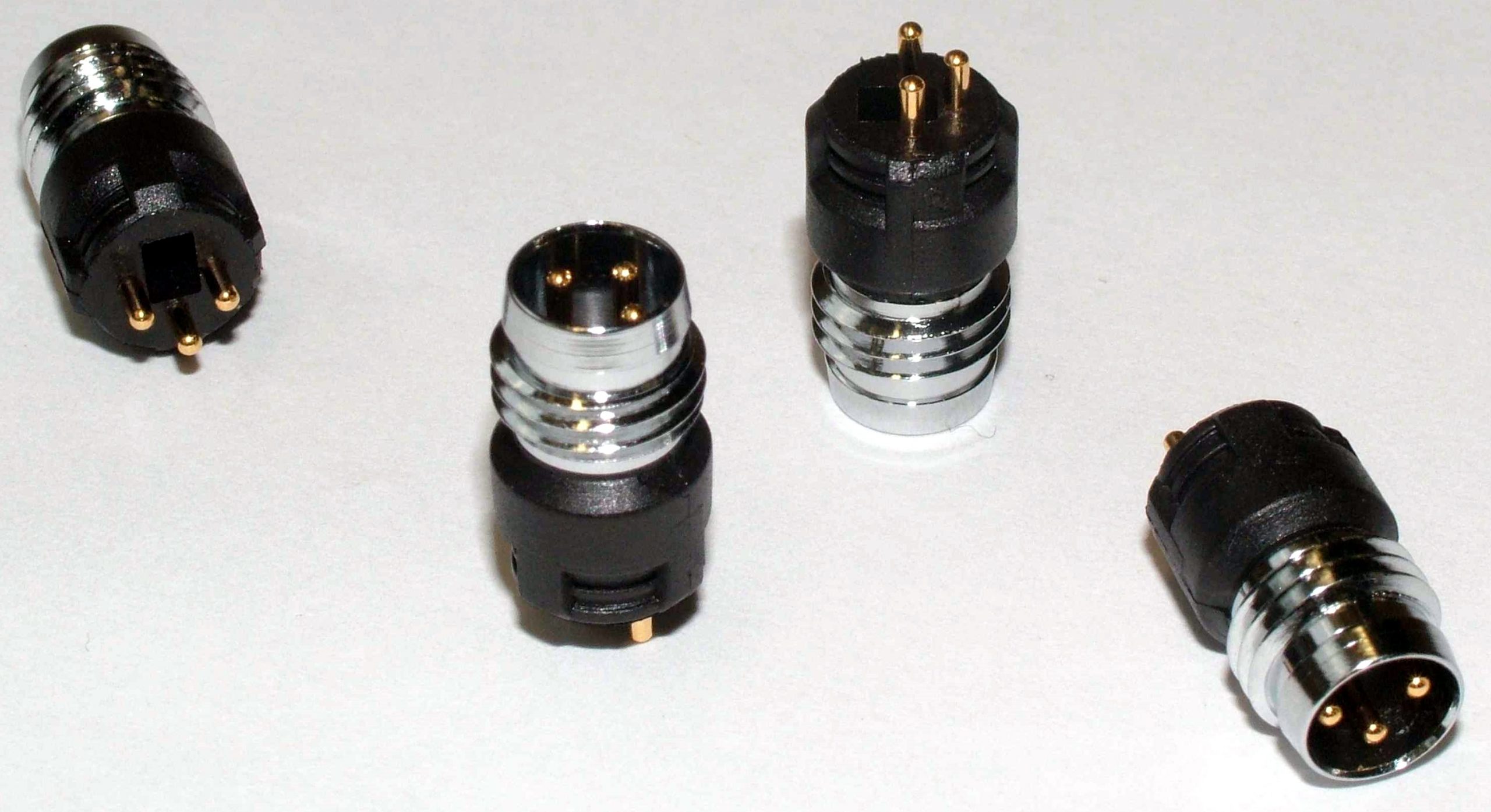 Miniatur-Rundsteckverbinder mit Rast- / Schraubanschluss M8