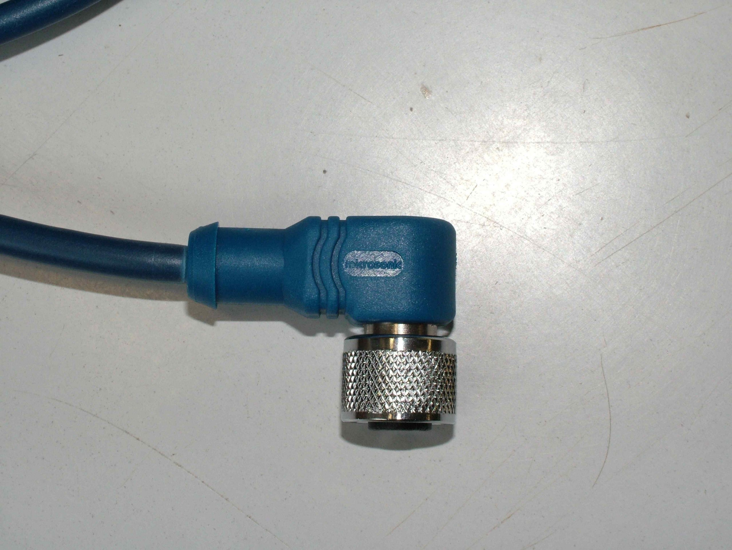 M12 mit angespritzter Leitung